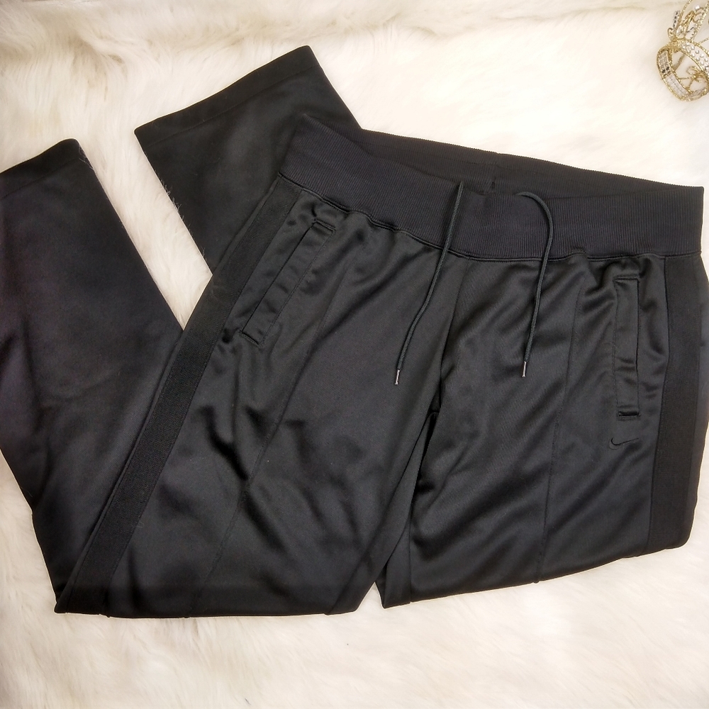 Nike joggers black with pockets